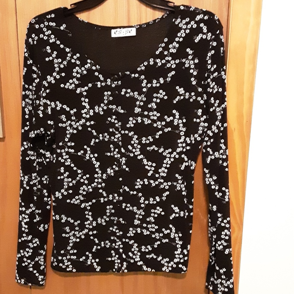 Long sleeved pretty top